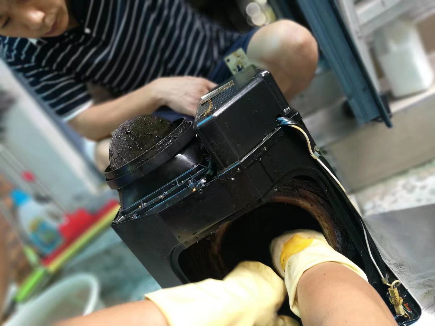 作为保洁公司的大利清洁教你日常清洗抽油烟机的方法